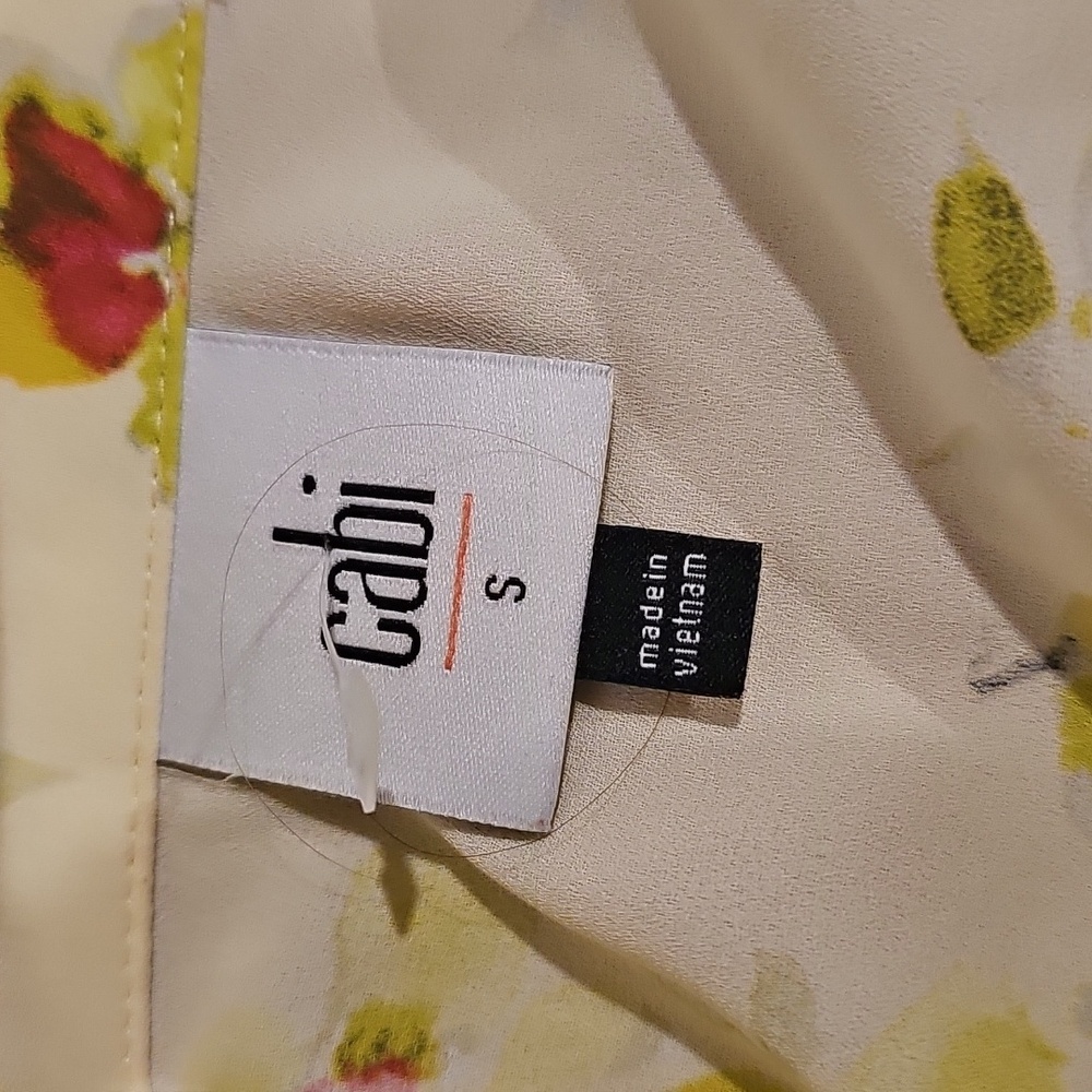 Cabi Go-to-blouse Spring 2023 flower floral light pastel muted yellow Sz S EUC - Picture 13 of 14